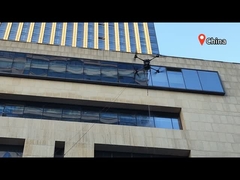 Un avión no tripulado atado para la limpieza de paredes