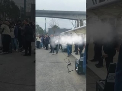 Un avión no tripulado atado para la limpieza de paredes