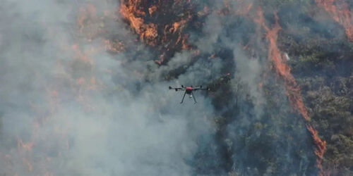 últimas noticias de la empresa sobre Incendios forestales en Yajiang, Sichuan: Drones compiten contra el tiempo para ayudar a apagar el fuego