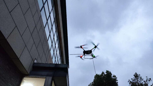 últimas noticias de la empresa sobre Análisis comparativo de la operación de limpieza manual de paredes exteriores a gran altura del avión no tripulado MYUAV FC30X y de la operación tradicional