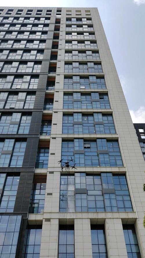 últimas noticias de la empresa sobre ¡La tecnología inteligente de drones limpia rascacielos! El sistema de doble anclaje de MYUAV mantiene eficientemente el edificio Foshan Huiyuantong