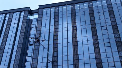 últimas noticias de la empresa sobre El UAV de limpieza de gran altura MYUAV DJI FC30 de doble cable completó una operación eficiente y ecológica de limpieza de muros cortina.