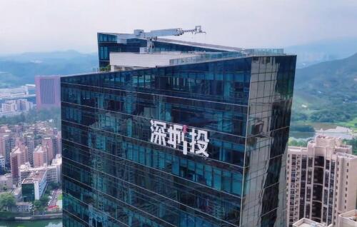 últimas noticias de la empresa sobre La Torre Chengtou de Shenzhen Recibe una Renovación de Alta Tecnología con los Drones de Limpieza de Doble Cable de MYUAV