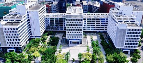 últimas noticias de la empresa sobre Limpieza de fachadas en el puerto de información de Tsinghua Unisplendor: Un paso hacia operaciones estandarizadas a gran altitud
