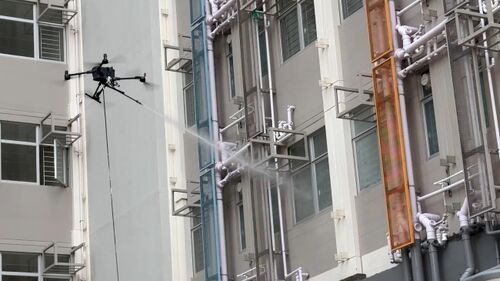 últimas noticias de la empresa sobre ¡Dile adiós a las aventuras en altura! El dron de doble cable MYUAV M400X hace que las pruebas de pulverización de agua en paredes exteriores sean más seguras y precisas.