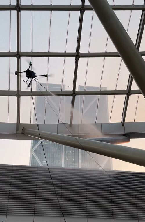 últimas noticias de la empresa sobre El dron de limpieza MYUAV M400X completa con éxito la operación de limpieza de precisión en un gran espacio interior