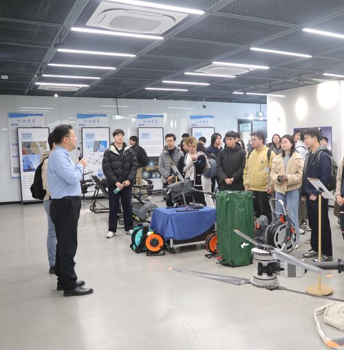 últimas noticias de la empresa sobre Los profesores y estudiantes de HKU visitan MYUAV para explorar las aplicaciones de vanguardia de los drones atados