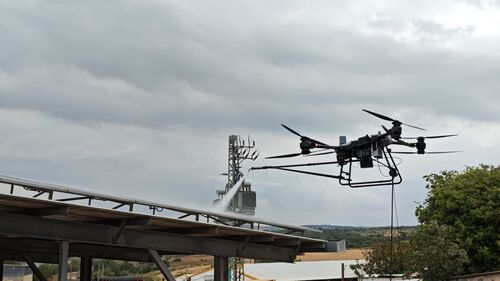 últimas noticias de la empresa sobre El dron de limpieza a gran altitud MYUAV FC30 con doble conexión completa un proyecto de limpieza de paneles fotovoltaicos en Medio Oriente