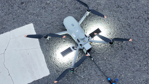 últimas noticias de la empresa sobre Arrive Light, Illuminate Instantly | Field Application of the DJI M4 Tethered Lighting System
